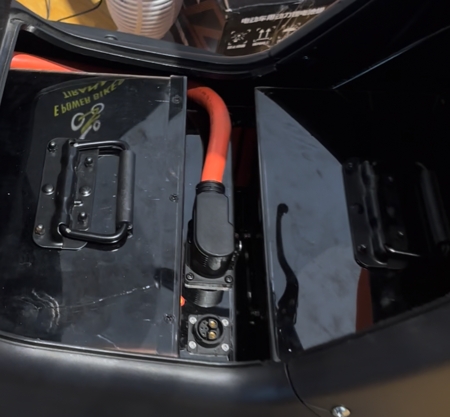6000W fuqi me dy motorë! Bateri litium 72V 50Ah dyshe – 430 kg ngarkesë maksimale! Triçikleta lëkundëse që nuk rrëzohet kurrë!