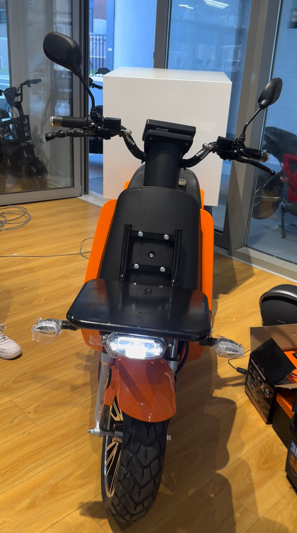 6000W fuqi me dy motorë! Bateri litium 72V 50Ah dyshe – 430 kg ngarkesë maksimale! Triçikleta lëkundëse që nuk rrëzohet kurrë!